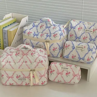 Große Kosmetiktasche mit Blumenmuster, gesteppte Make-up-Tasche