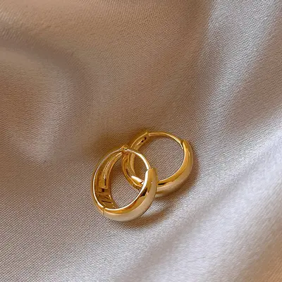 Goldene Kreis-Ohrringe, minimalistisches Metall-Design