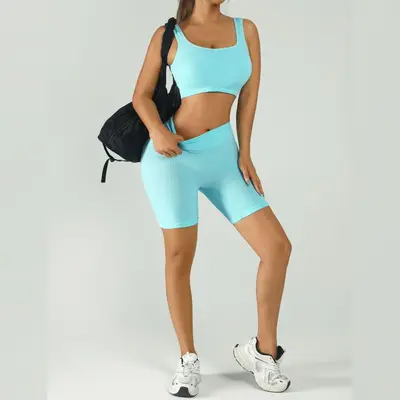 Kadınlar için klasik dişli spor yoga kıyafeti, hızlı kuruyan şeftali rengi şort, göğüs pedli dar sütyen