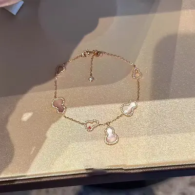 Parıltılı Çekiciliğe Sahip Trendy Taklit Fritillary Kabak Bileklik, Zarif ve Sofistike Stil, Chanel'dan Esinlenen Zarif Kadın Takıları.