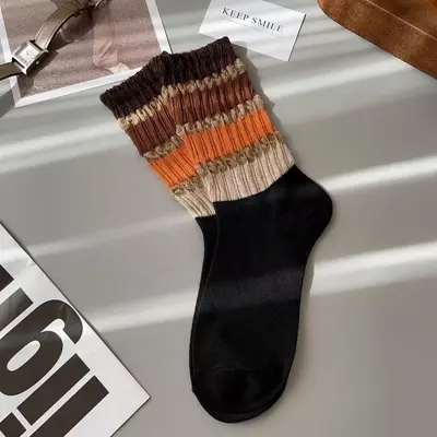 Damensocken mittelhoch aus Baumwolle, lockerer Bund, Regenbogenstreifen