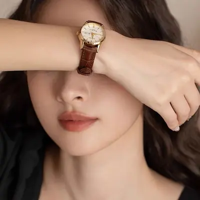 2025 yeni kadın saati ünlü marka hakiki sade erişilebilir lüks niş moda su geçirmez ışıklı deri retro kadın saati