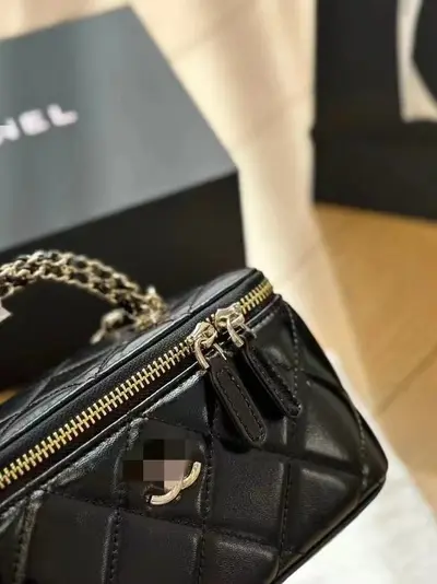 Women's Genuine Leather Diamond-Quilted Chain Crossbody Bag - 4