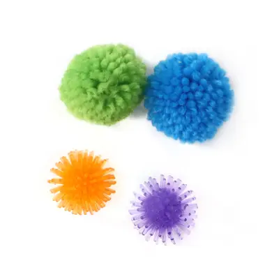 Katzenspielzeug-Set mit Gummiball, Glöckchen und Plüsch-Flughörnchen - 4