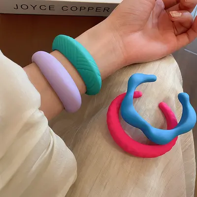 Europäische und amerikanische personalisierte Dopamin-Harzarmbänder, Nischen-Mode, schlichte breite Armbänder, vielseitiger hochwertiger Schmuck, Großhandel
