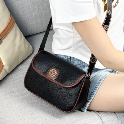 Weiches Leder Damen Handtasche mit Premium Ausstrahlung, modische Satteltasche Vielseitiger Stil, hochwertige Einzelschulter Umhängetasche mit Buchstabendruck kleine Tasche