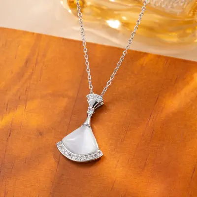 Koreanische Version beliebter Katzenauge-Stein-Fächerform-Mini-Rock-Anhänger für Frauen, einfacher und super feenartiger Modestil, elegantes Titan-Stahl, gleicher Stil wie bei Internet-Prominenten.