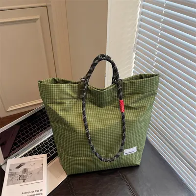 Einfache lässige Outdoor-Sport-Alltags-Pendel-robuste leichte großvolumige Unisex-Schulter-Handtasche mit Karomuster