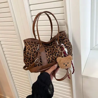 Retro leopar desenli süet kova çanta, çapraz askılı