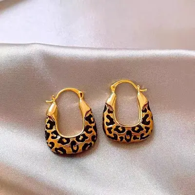 Kadınlar için retro leopar desenli U şeklinde küpeler 2025 yeni popüler niş benzersiz küpeler sonbahar ve kış erişilebilir lüks üst düzey küpeler