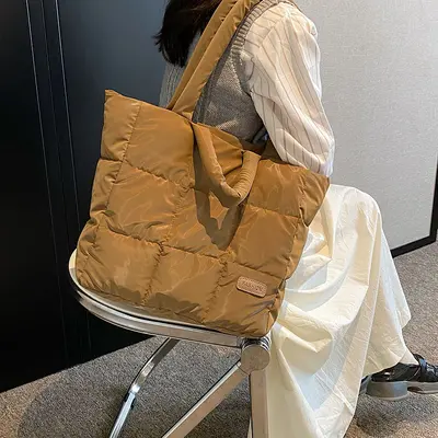 Large Capacity Padded Travel Tote Bag for Women, Single-Shoulder Handbag