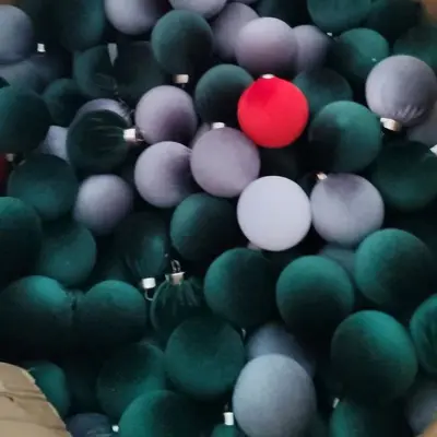 Dunkle Samt-Weihnachtskugeln, beflockt - 7
