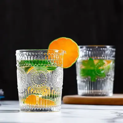 Glasbecher mit Sonnenblumenmuster und Relief