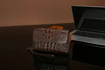 Herren-Handtasche in Krokodilmuster schwarz mit Klappe und doppeltem Reißverschluss - 8