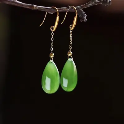 Hetian jadeiti su damlası küpe 18k altın kakmalı kadın
