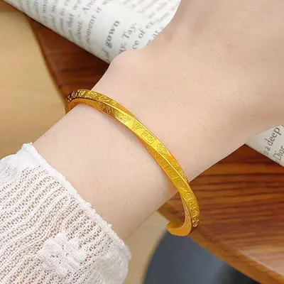 Möbius-Armband massives Gold, matt graviert - 2