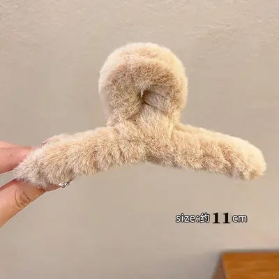 Plush paw clip for women, luxurious large hair claw clip for autumn and winter, shark clip for thick hair, hair accessory. - 9