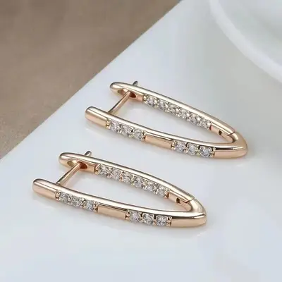 Kadınlar için yeni moda mikro kaplamalı zirkon V şeklı üst düzey küpeler, kişiselleştirilmiş geometrik kulak takıları, kişiselleştirilmiş niş zarif trend
