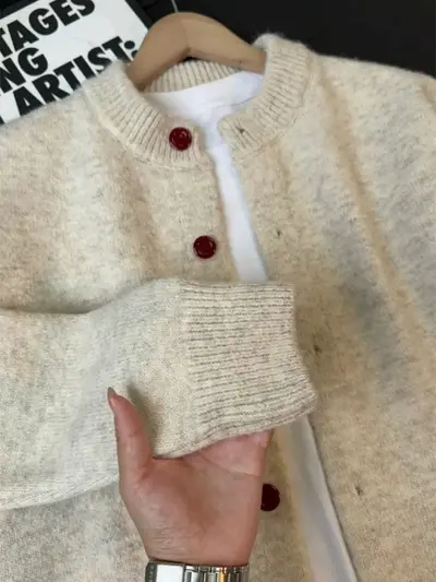 Khakifarbene Strickjacke für Herren mit Rundhals