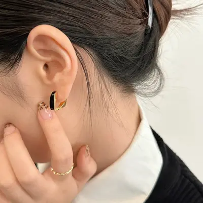 U-shaped enameled geometric design white square stud earrings - 7