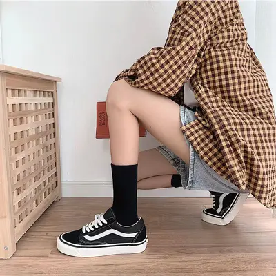 Sonbahar düz renk çok yönlü siyah, beyaz ve gri unisex spor yüksek tüp çoraplar basit pamuklu yumuşak uzun çoraplar kadınlar için Zhuji çorap toptan