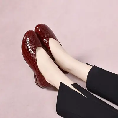 Damen-Loafer mit runder Spitze, flache Sohle, bedrucktes Rindsleder