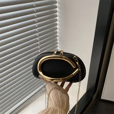Kleine quadratische Abendhandtasche mit Metallkette - 7