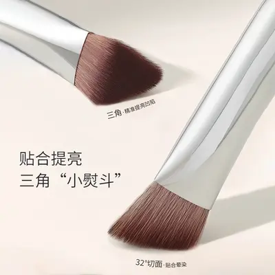 Triangle Highlighter Brush for Nasolabial Folds and Under-Eye, Soft-Bristle Makeup Brush