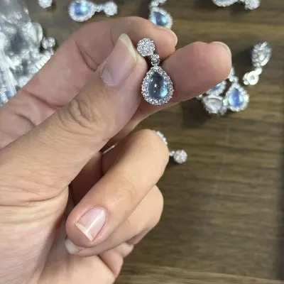Akuamarin su damlası kolye, lüks serti tasarım