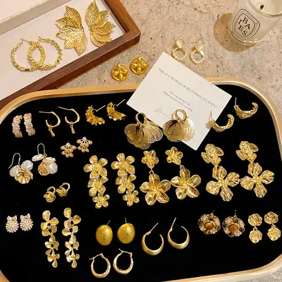 Avrupa-Amerika Vintage Abartılı Metal Küpe Kadın Tasarım Niş Lüks Hissi Düz Halka Küpe Hafif Lüks Çiçek Kulak Halkası Küpe