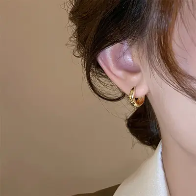 Goldene Kreis-Ohrringe, minimalistisches Metall-Design
