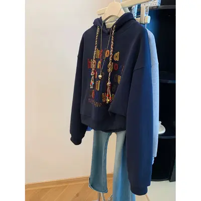 Gri kadın kapüşonlu sweatshirt, üç boyutlu harf nakışlı, düşük omuzlu - 7