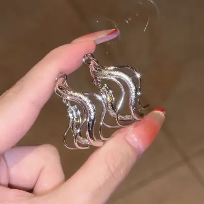 Heart-shaped minimalist design earrings, women's fashion - 10