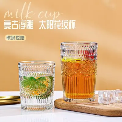 Glasbecher mit Sonnenblumenmuster und Relief