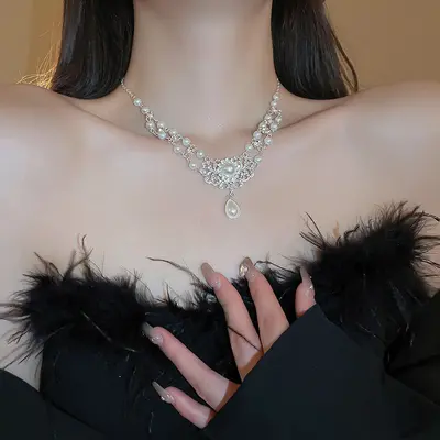 Halskette mit Perlen und Strass-Schmetterlingsdesign, Damen