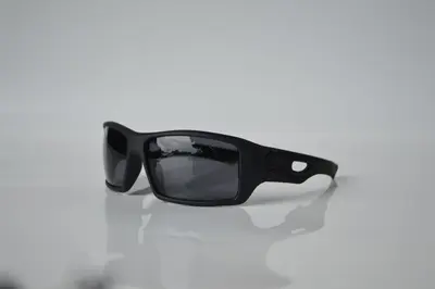 Polarisierte Sportsonnenbrille im futuristischen Y2K-Stil