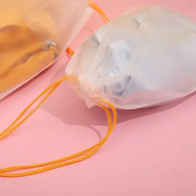 Sınır ötesi büzgülü plastik seyahat giysi saklama çantaları stokta şeffaf buzlu ambalaj poşetleri toptan satış