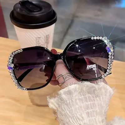 Große Sonnenbrille mit Strasssteinen und UV-Schutz - 4