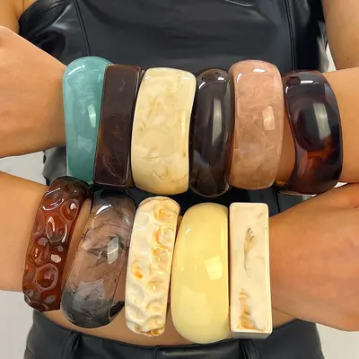 Vintage wide-brim resin bracelet with marble pattern, multi-color