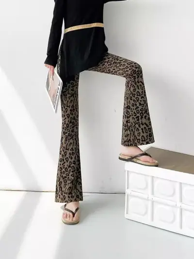 Yazlık ince leopar desenli geniş paçalı uzun kadın pantolonu - 3