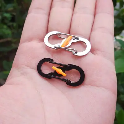 Fabrika doğrudan tedarik hırsızlığa karşı korumalı S şeklinde kilitli toka, düşmeye karşı dayanıklı metal anahtarlık, yaratıcı küçük hediye, mini hızlı kanca tokası.