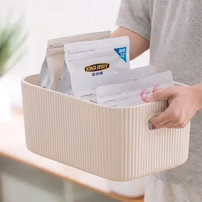 Milchweiße Kunststoff-Aufbewahrungsbox mit vertikalen Rillen