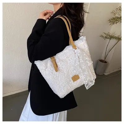 Große Damen-Schultertasche mit Spitzendesign - 5
