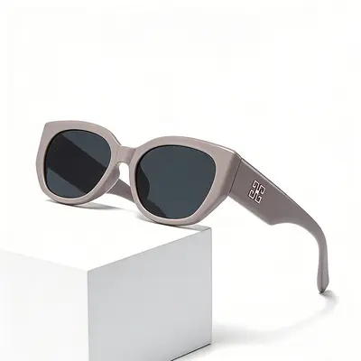 Women's Classic Large-Frame Sunglasses, Travel Style, UV Protection - 3