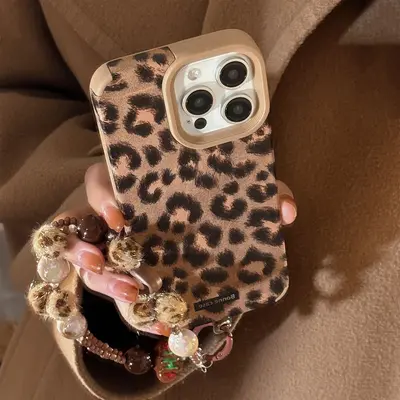 Leoparden-Plüsch-Handyhülle mit Band für iPhone 16