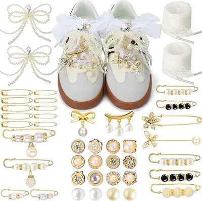 Goldene Brosche mit Strasssteinen und Perlen, Schmetterlingsdesign - 10