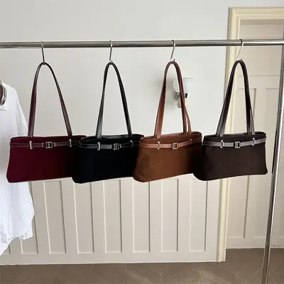 Kleine quadratische Handtasche mit Gürtelzier, Schultertasche