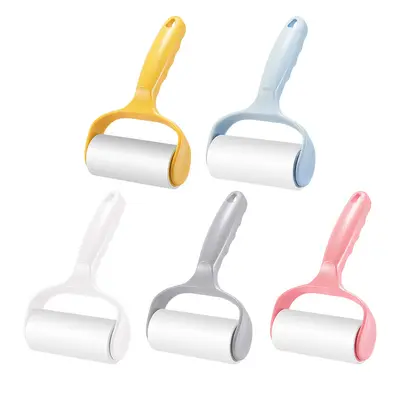 Tear-off paper lint roller for removing dust and hair, home-type fabric shaver brush for clothing, lint cleaner for garments.