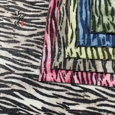 Zebra desenli bambu çubuklu kadife kumaş, pullu nakış