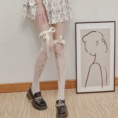 Lolita-Wadenstrümpfe im japanischen Stil mit Schleifen und Spitzendetails, hoch geschnitte
